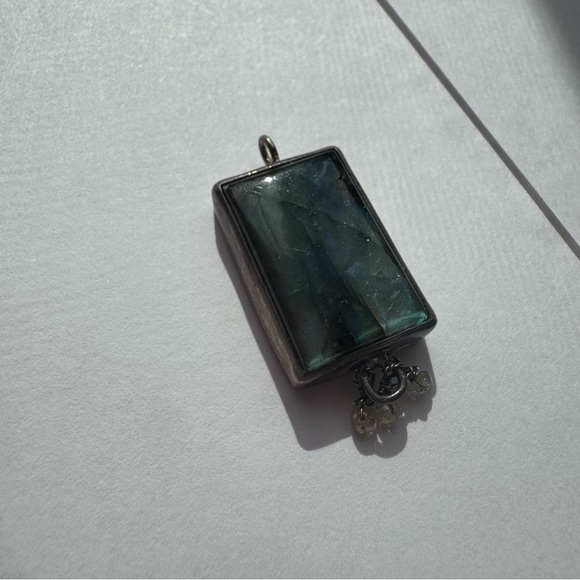 Labradorite Silver Pendant – Vintage-Inspired Handmade Gemstone - Picture 2 of 7